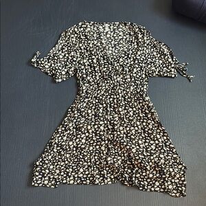 ePretty Black Daisy Print V-Neck Flutter Sleeve Mini Dress